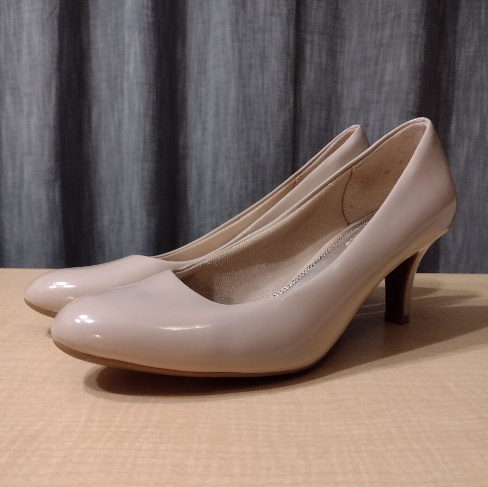 Classic Women's Patent Mid-Heel Pumps in Nude